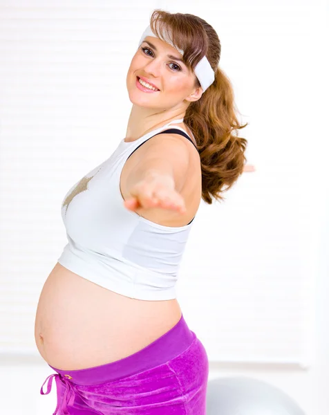 Ler vacker gravid kvinna gör övning hemma — Stockfoto