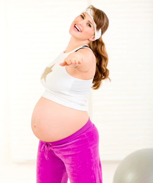 Sorrindo bela mulher grávida fazendo exercícios de fitness em casa — Fotografia de Stock