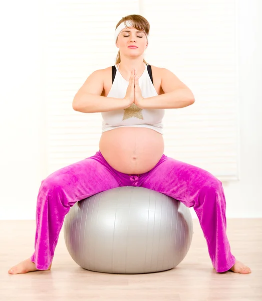 Hamile kadın gri Ball Pilates yapıyor — Stok fotoğraf