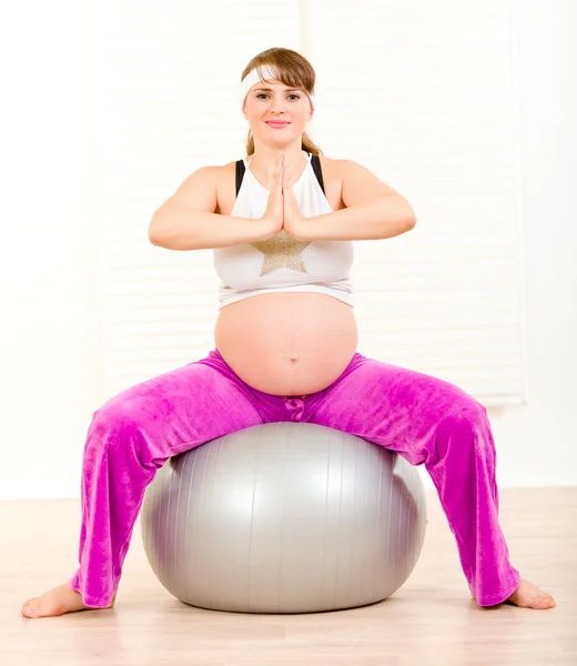 Έγκυος γυναίκα κάνει pilates ασκήσεις σε γκρι μπάλα — Φωτογραφία Αρχείου