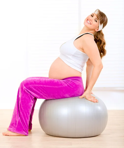灰色のボールでピラティス体操妊娠中の女性 — ストック写真