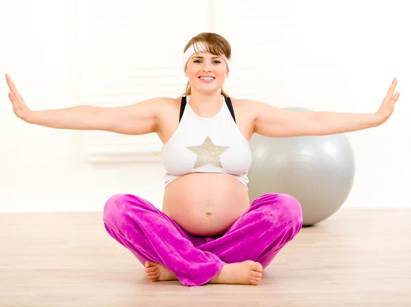 Glad vacker gravid kvinna gör pilates övningar hemma — Stockfoto