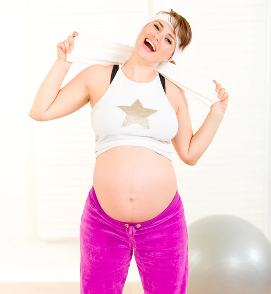 Energique belle femme enceinte appréciant faire du sport — Photo