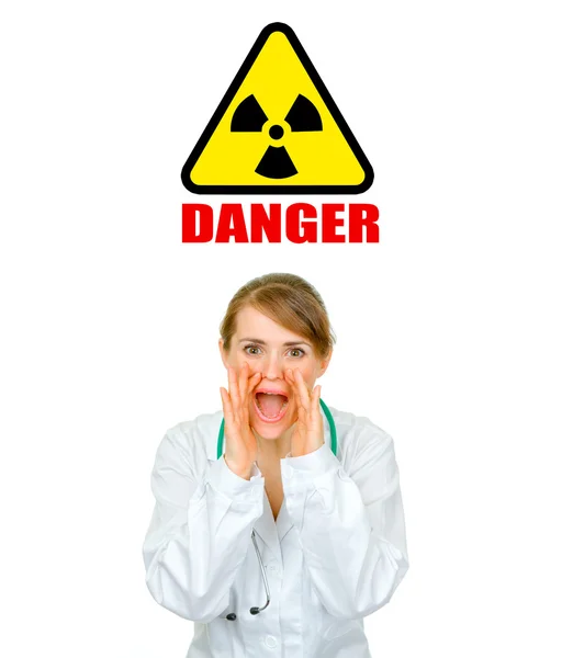 ¡Peligro de radiación! Médico médico mujer gritando a través de megáfono — Foto de Stock