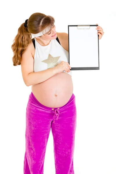 Mulher grávida segurando prancheta em branco — Fotografia de Stock