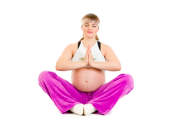 Piękna kobieta w ciąży robi ćwiczenia jogi, na piętrze — Zdjęcie stockowe