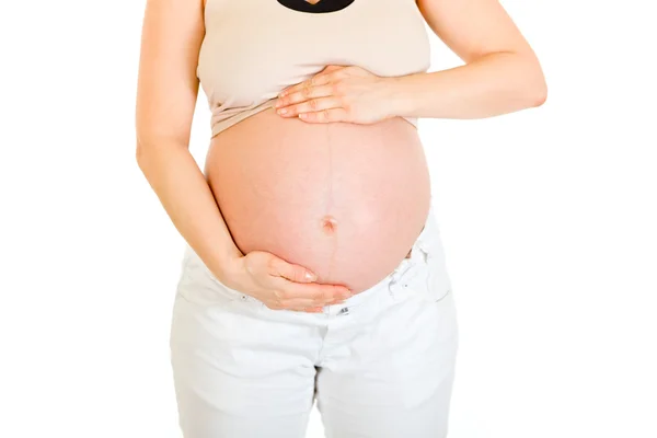 Gravid kvinna med hennes mage isolerade på vitt. närbild. — Stockfoto
