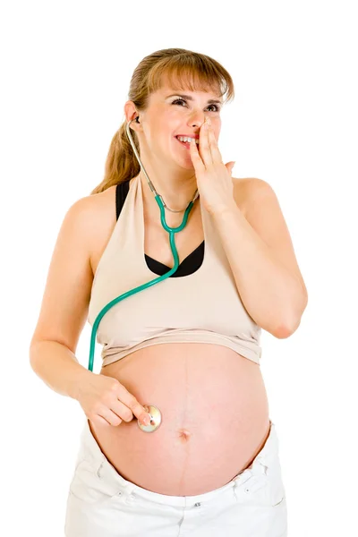 Mujer embarazada sorprendida sosteniendo estetoscopio en su barriga —  Fotos de Stock