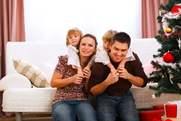 Retrato familiar de madre, padre e hijas gemelas — Foto de Stock