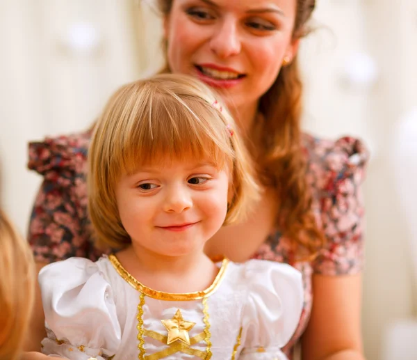 Portrait of mother and daughter looking on something — Stock Photo, Image