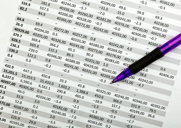Documento financeiro e caneta — Fotografia de Stock