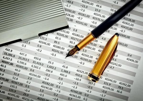 Schreibwaren und Finanzdokument — Stockfoto