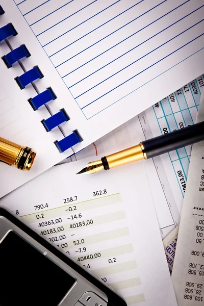 Telefon, długopis i dokumentów finansowych — Zdjęcie stockowe