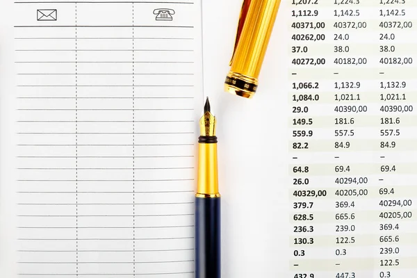 Schreibwaren und Finanzunterlagen — Stockfoto