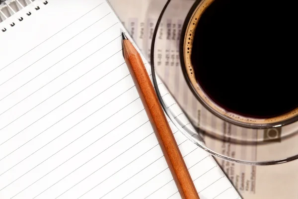 Kaffe och anteckningsboken på skrivbord — Stockfoto