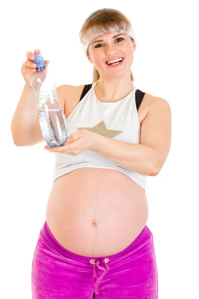 Uśmiechający się piękna kobieta w ciąży w odzieży sportowej, trzymając butelkę czystej wody Zdjęcia Stockowe bez tantiem