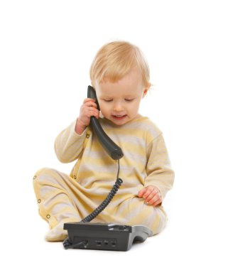beyaz izole telefonda konuşan bebek