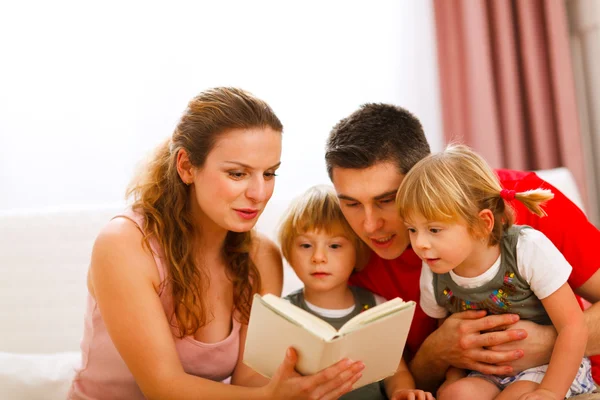 Γονείς ανάγνωση στις κόρες δίδυμα — Φωτογραφία Αρχείου