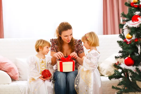 Moeder opening cadeau gepresenteerd door twins meisje — Stockfoto