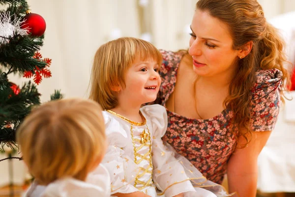 Mor spendera tid med döttrar nära julgran — Stockfoto