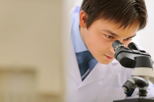 Fechar sobre o pesquisador que trabalha com microscópio em laboratório — Fotografia de Stock