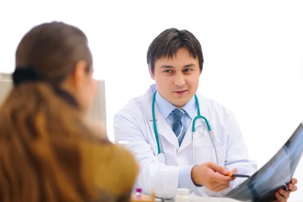Smiling medical doctor showing roentgen to patient — Stock Photo, Image