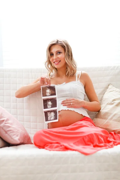 Беременная женщина показывает эхо — стоковое фото