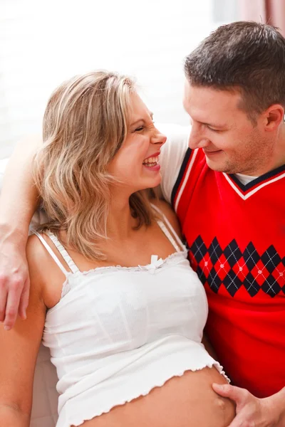 Retrato de mulher grávida feliz com o marido — Fotografia de Stock