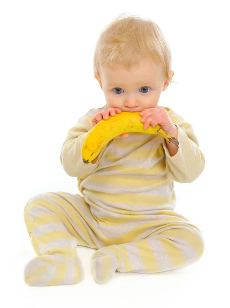 Младенец, играющий с бананом, изолирован на белом — стоковое фото