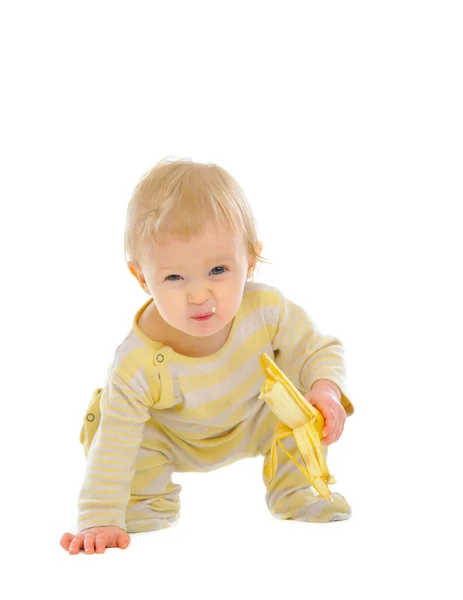 Fröhliches Baby isst Banane isoliert auf weiß — Stockfoto