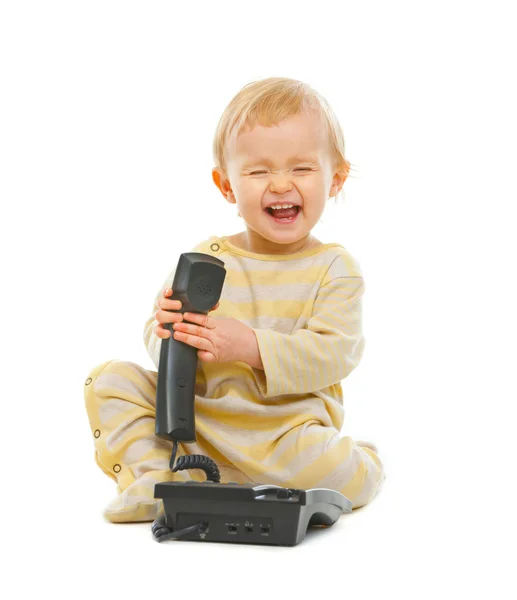 Gülen bebek üzerinde beyaz izole telefon ile oynarken — Stok fotoğraf