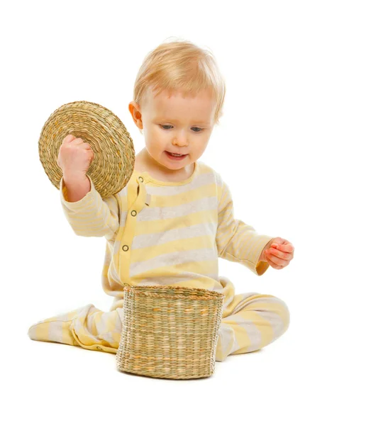 Bebê interessado olhando dentro da cesta isolado em branco — Fotografia de Stock