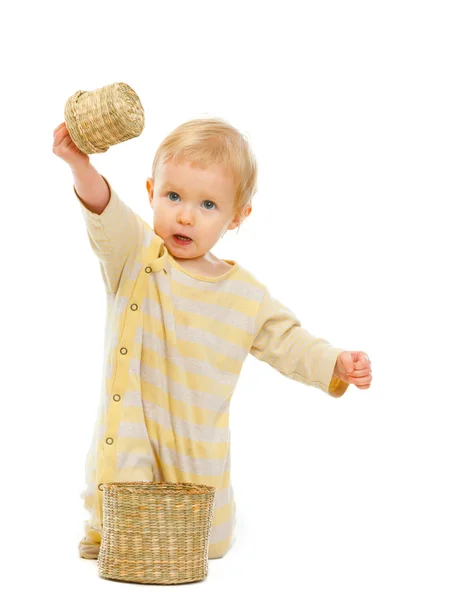 陽気な赤ちゃんを白で隔離される小さなバスケットを与える — ストック写真