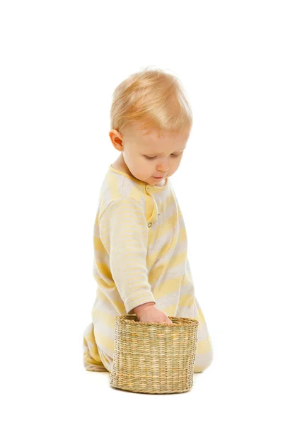 Bebé interesado comprobando dentro de la cesta aislado en blanco —  Fotos de Stock