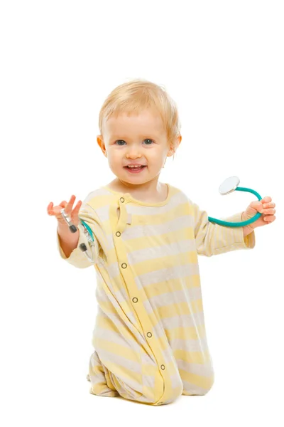 Niedliches Baby spielt Stethoskop isoliert auf weiß — Stockfoto