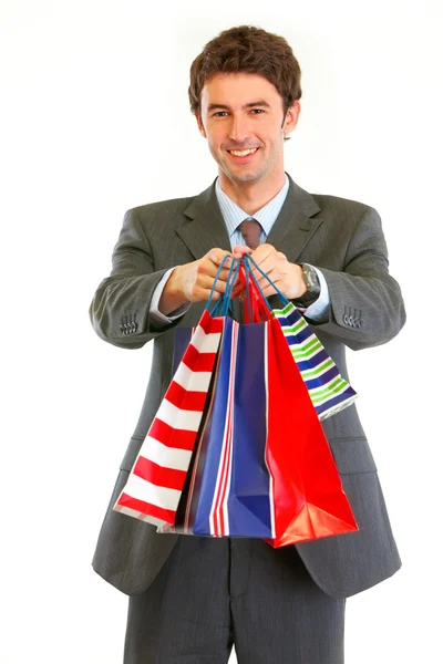 Retrato de homem de negócios moderno sorridente com sacos de compras — Fotografia de Stock