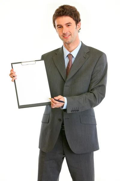 Χαμογελώντας σύγχρονο επιχειρηματία δίνοντας πρόχειρο για να υπογράψουν — Φωτογραφία Αρχείου
