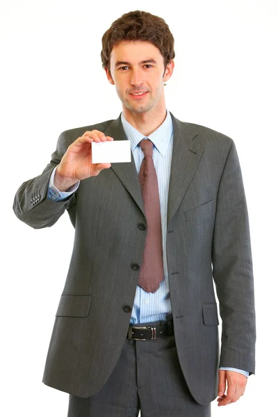 Lächelnder moderner Geschäftsmann zeigt Visitenkarte — Stockfoto