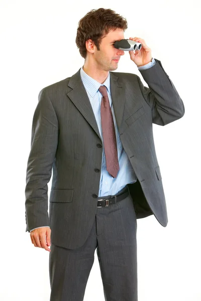 Homem de negócios moderno olhando através de binóculos no canto — Fotografia de Stock