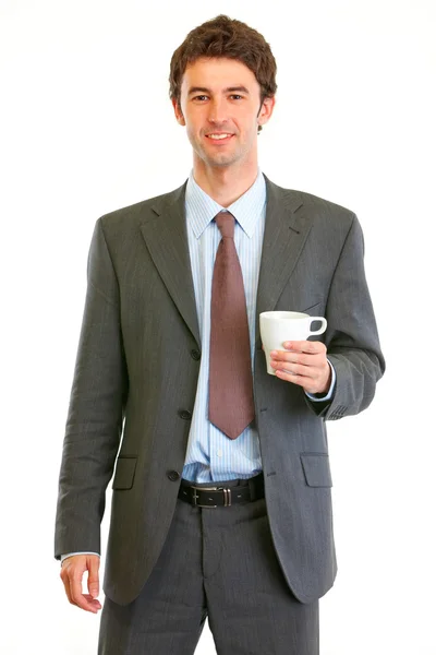 手にカップのコーヒーと幸せの現代ビジネスマンの肖像画 — ストック写真