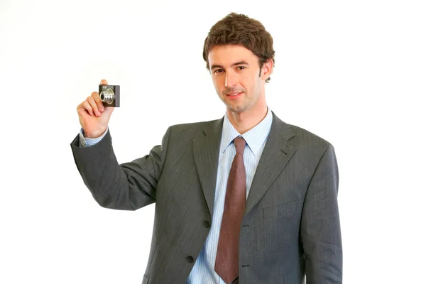 Glücklicher Mann im Business-Anzug beim Fotografieren — Stockfoto