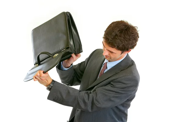 Современный бизнесмен вытряхивает что-то из портфеля — стоковое фото