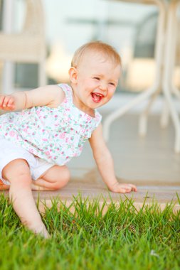 gülen bebek çim bacak ile temas
