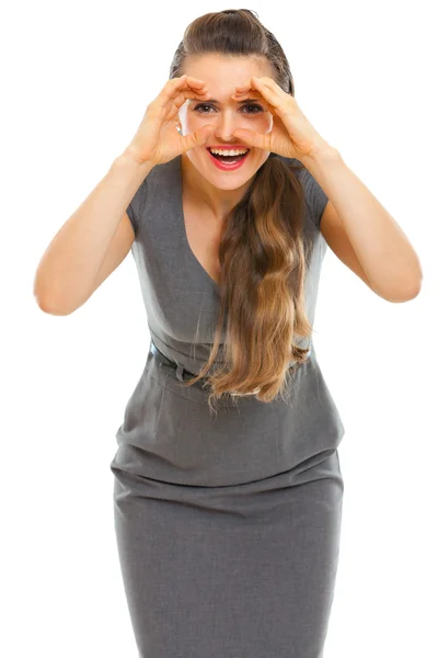Mulher de negócios olhando através de binóculos em forma de mãos — Fotografia de Stock
