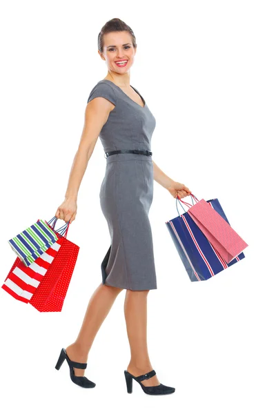 Retrato de comprimento total de mulher feliz com sacos de compras — Fotografia de Stock