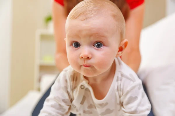 Porträt eines interessierten Babys, das mit Mutter spielt — Stockfoto