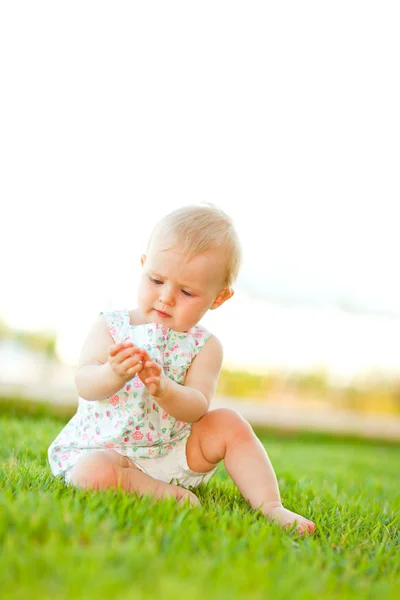 Baby spela på gräs — Stockfoto