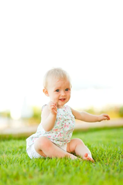 かわいい赤ちゃんの芝生で遊んで — ストック写真