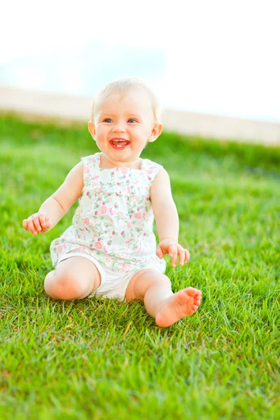 Çimenlerin üzerinde oynarken mutlu bebek — Stok fotoğraf