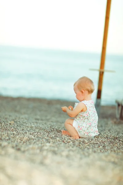 Bambino solitario che gioca sulla spiaggia — Foto Stock